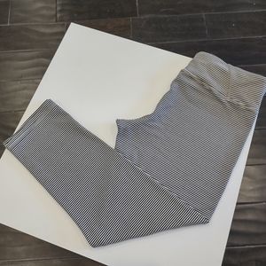 American eagle cropped black and white stripe leggings